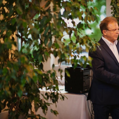 Баянист и ведущий праздника в Москве Виктор Баринов 